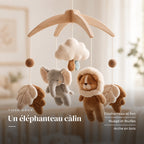 Détail des suspensions du mobile bébé Éléphanteau en bois. Un éléphanteau câlin : éléphanteau et lion, nuage et feuilles, arche en bois