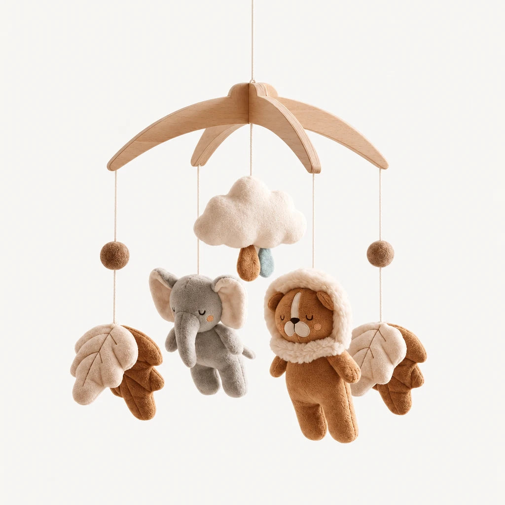 Mobile Bébé Éléphanteau en bois sur fond clair, vue d’ensemble des suspensions