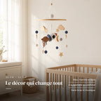 Mobile Bébé Espace en bois dans une chambre de bébé lumineuse, au-dessus du berceau. Le décor qui change tout : bleu marine et bois, à suspendre au plafond, sans bras ni musique