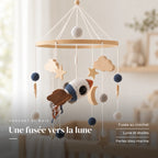 Détail des suspensions du mobile bébé Espace en bois. Une fusée vers la lune : fusée au crochet, lune et étoiles, perles bleu marine