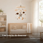 Mobile Bébé Étoile du berger en bois dans une chambre de bébé lumineuse, au-dessus du berceau. Une touche de douceur : gris perle et bois, à suspendre au plafond, sans bras ni musique