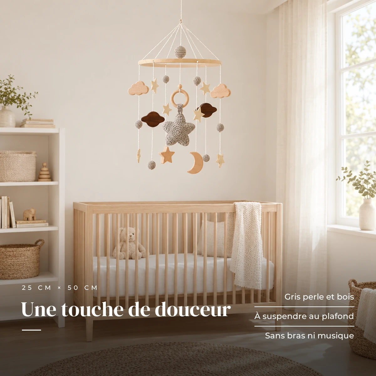 Mobile Bébé Étoile du berger en bois dans une chambre de bébé lumineuse, au-dessus du berceau. Une touche de douceur : gris perle et bois, à suspendre au plafond, sans bras ni musique