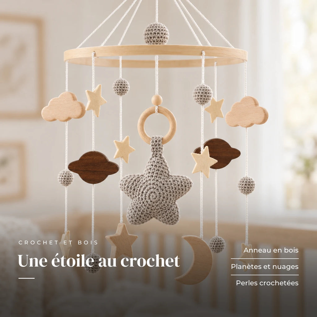 Détail des suspensions du mobile bébé Étoile du berger en bois. Une étoile au crochet : anneau en bois, planètes et nuages, perles crochetées