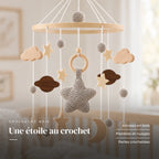 Détail des suspensions du mobile bébé Étoile du berger en bois. Une étoile au crochet : anneau en bois, planètes et nuages, perles crochetées