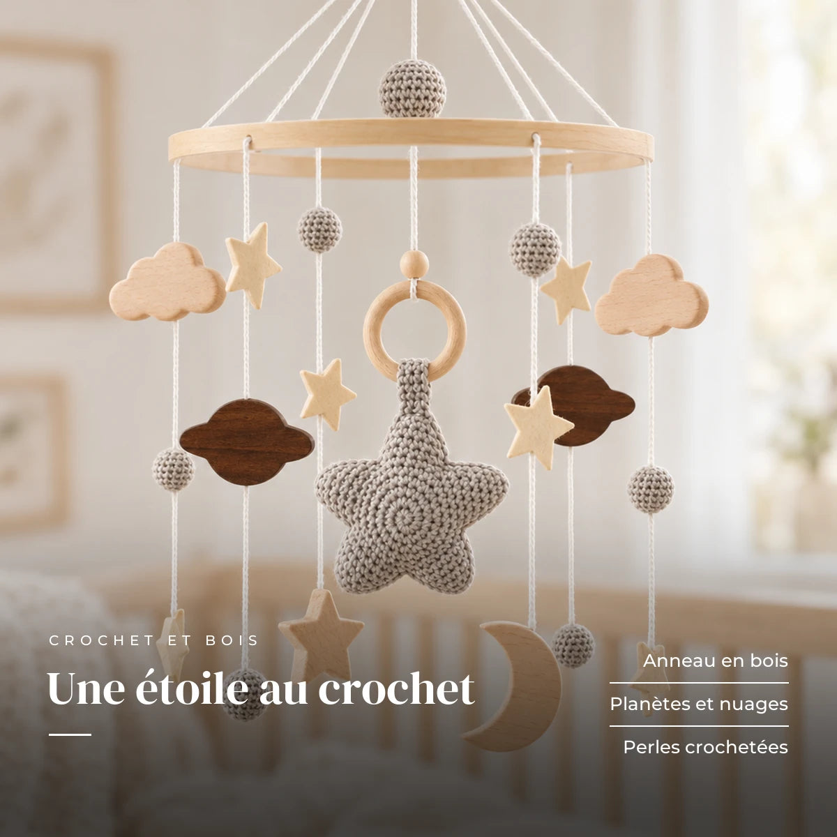 Détail des suspensions du mobile bébé Étoile du berger en bois. Une étoile au crochet : anneau en bois, planètes et nuages, perles crochetées