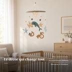 Mobile Bébé Fonds marins en bois dans une chambre de bébé lumineuse, au-dessus du berceau. Le décor qui change tout : bleu canard et bois, à suspendre au plafond, sans bras ni musique
