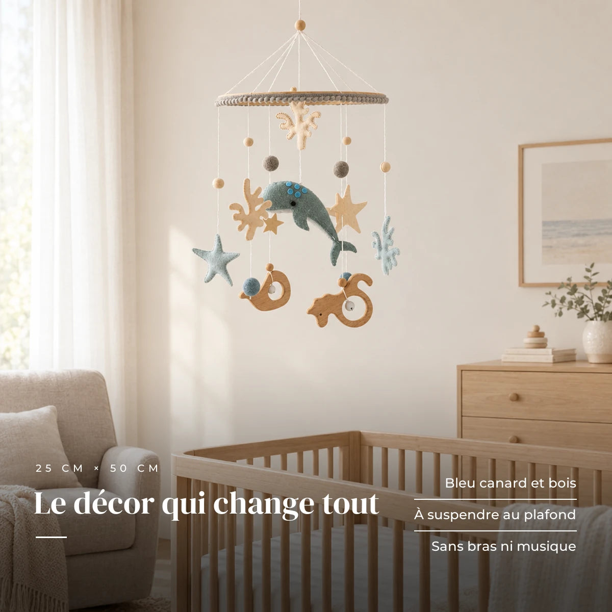 Mobile Bébé Fonds marins en bois dans une chambre de bébé lumineuse, au-dessus du berceau. Le décor qui change tout : bleu canard et bois, à suspendre au plafond, sans bras ni musique