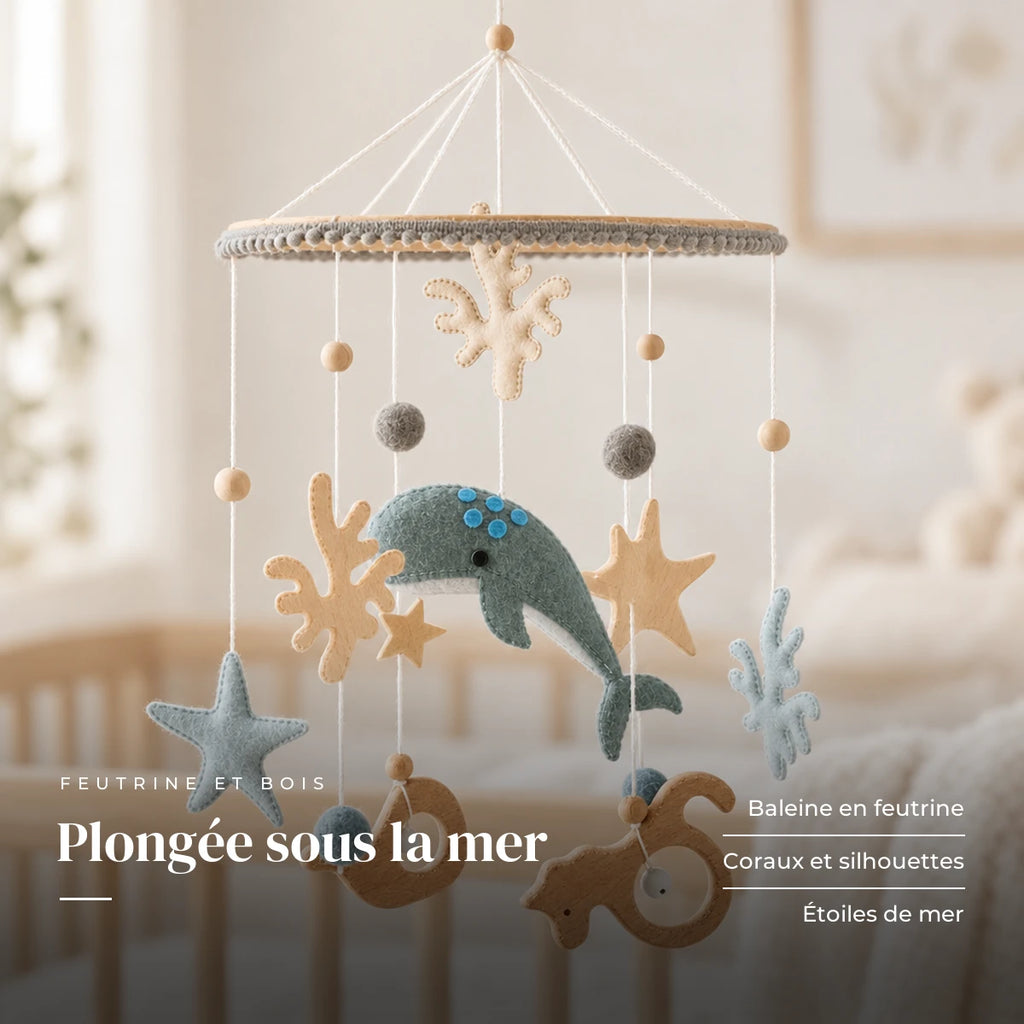 Détail des suspensions du mobile bébé Fonds marins en bois. Plongée sous la mer : baleine en feutrine, coraux et silhouettes, étoiles de mer
