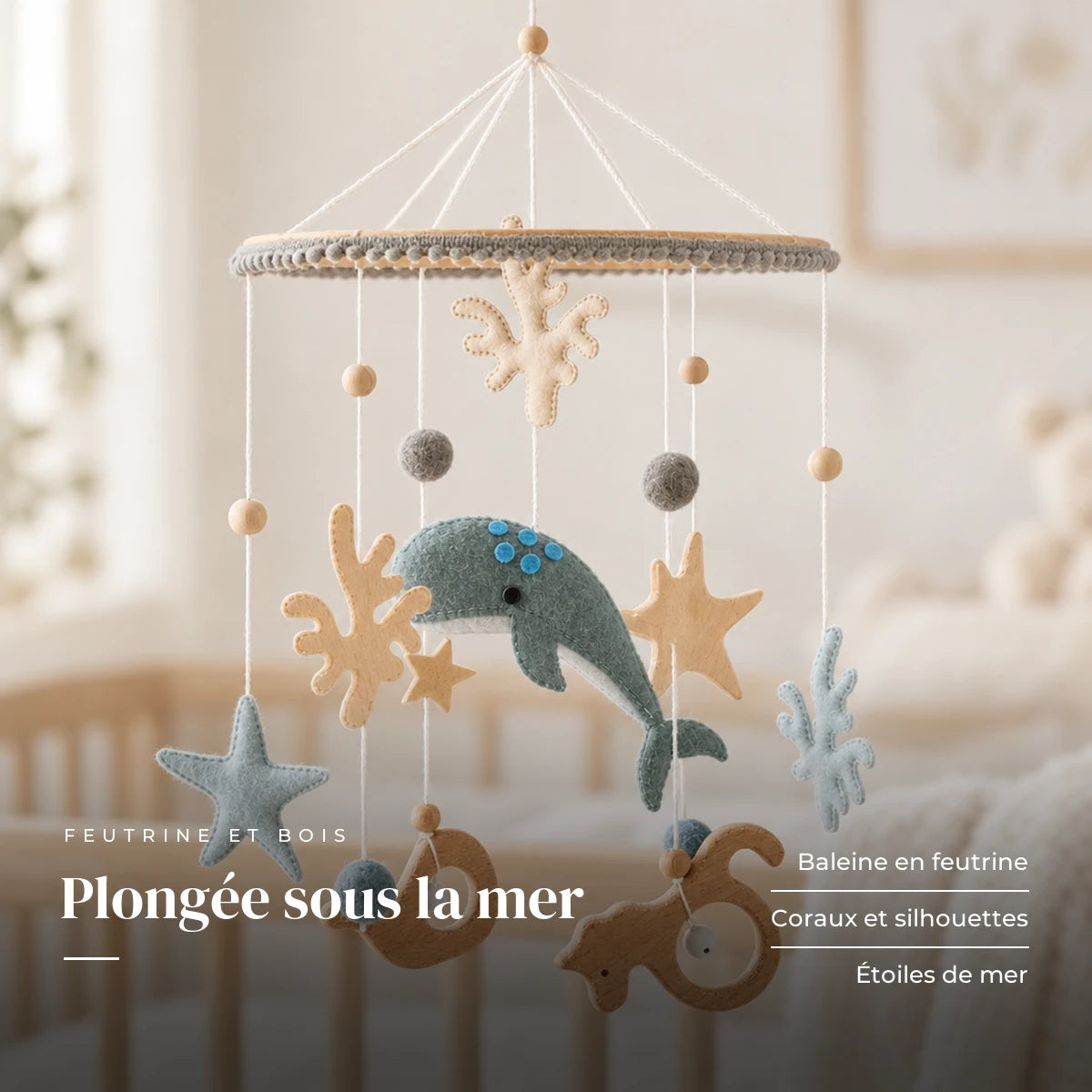 Détail des suspensions du mobile bébé Fonds marins en bois. Plongée sous la mer : baleine en feutrine, coraux et silhouettes, étoiles de mer