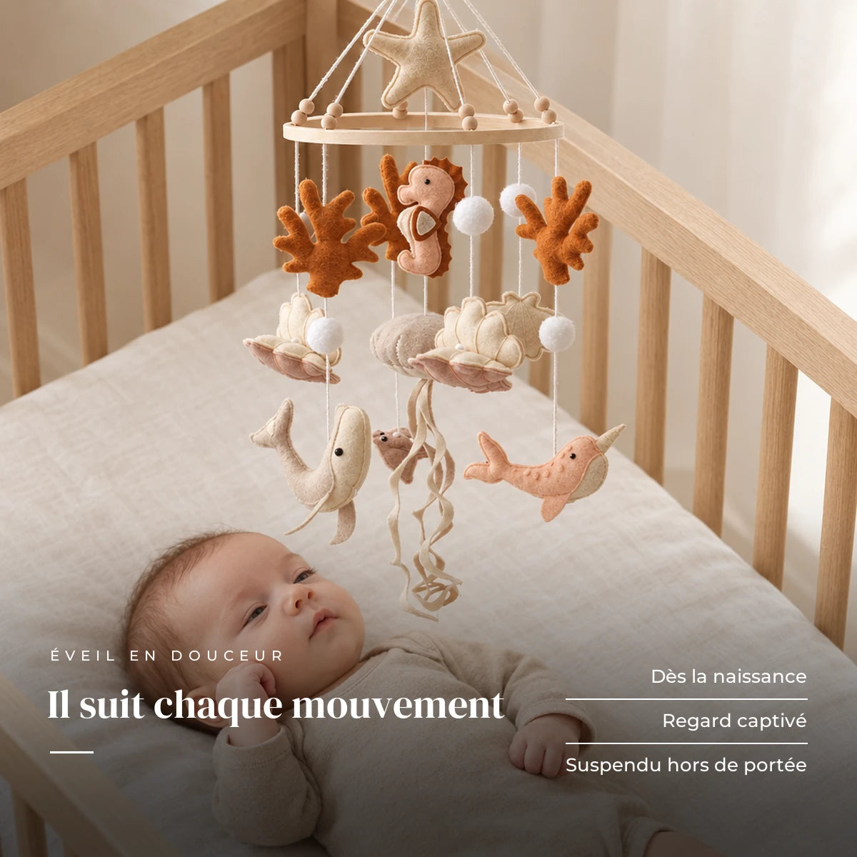 Bébé allongé dans son lit qui regarde le mobile bébé Hippocampe en bois au-dessus de lui. Il suit chaque mouvement : dès la naissance, regard captivé, suspendu hors de portée