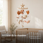 Mobile Bébé Hippocampe en bois dans une chambre de bébé lumineuse, au-dessus du berceau. Le cœur de la chambre : caramel et écru, à suspendre au plafond, sans bras ni musique