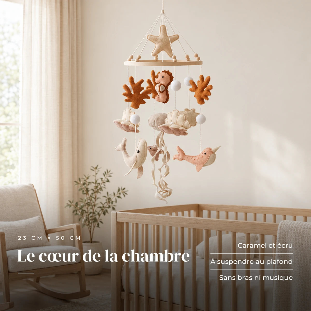 Mobile Bébé Hippocampe en bois dans une chambre de bébé lumineuse, au-dessus du berceau. Le cœur de la chambre : caramel et écru, à suspendre au plafond, sans bras ni musique