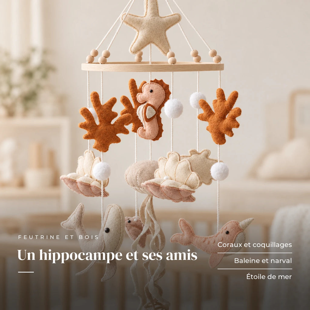 Détail des suspensions du mobile bébé Hippocampe en bois. Un hippocampe et ses amis : coraux et coquillages, baleine et narval, étoile de mer