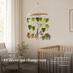 Mobile bébé Jungle en bois dans une chambre de bébé lumineuse, au-dessus du berceau. Le décor qui change tout : vert, beige et gris, support vendu à part, bois naturel