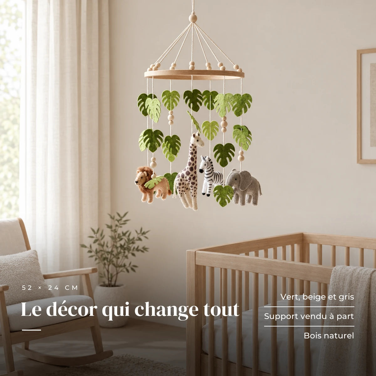 Mobile bébé Jungle en bois dans une chambre de bébé lumineuse, au-dessus du berceau. Le décor qui change tout : vert, beige et gris, support vendu à part, bois naturel