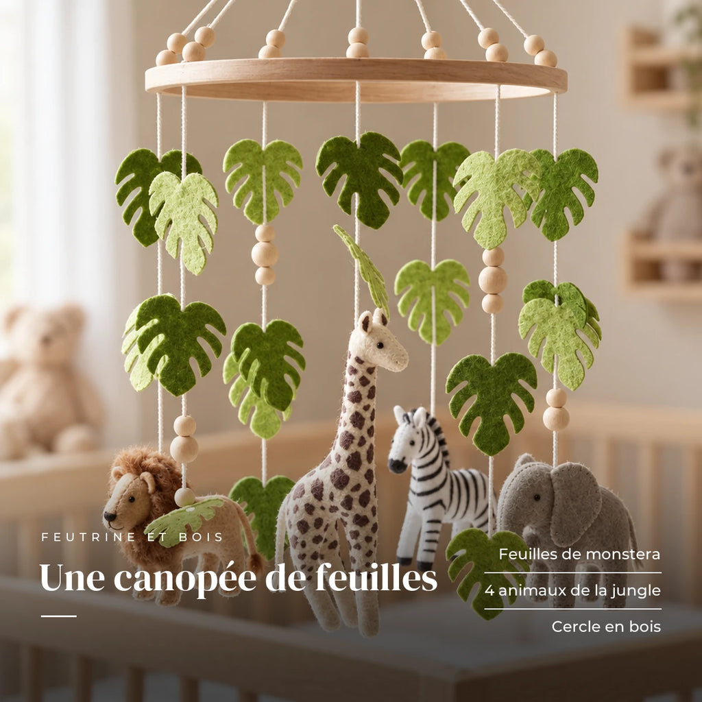 Détail des suspensions du mobile bébé Jungle en bois. Une canopée de feuilles : feuilles de monstera, 4 animaux de la jungle, cercle en bois