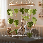 Détail des suspensions du mobile bébé Jungle en bois. Une canopée de feuilles : feuilles de monstera, 4 animaux de la jungle, cercle en bois