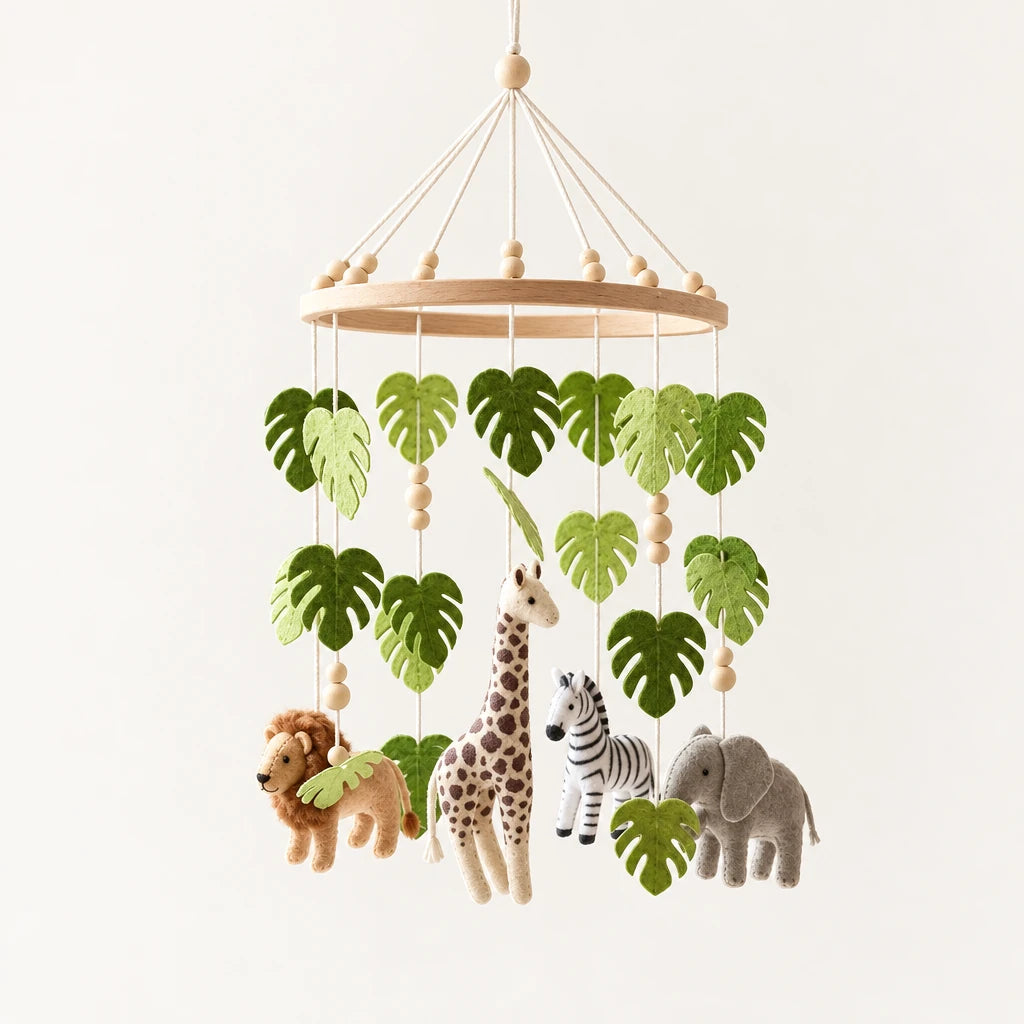 Mobile bébé Jungle en bois sur fond clair, vue d’ensemble des suspensions