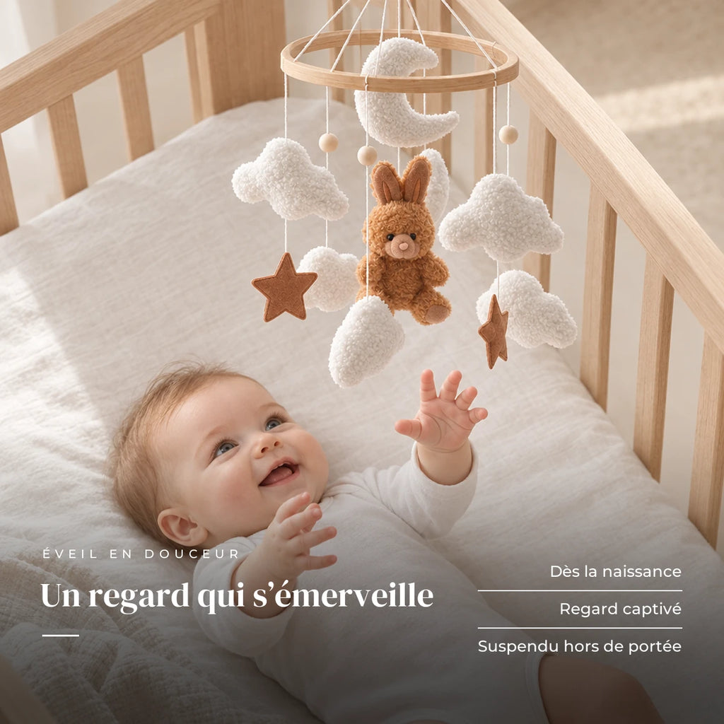 Bébé allongé dans son lit qui regarde le mobile bébé Lapin marron en bois au-dessus de lui. Un regard qui s’émerveille : dès la naissance, regard captivé, suspendu hors de portée