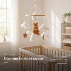 Mobile bébé Lapin marron en bois dans une chambre de bébé lumineuse, au-dessus du berceau. Une touche de douceur : brun et caramel, support vendu à part, bois naturel