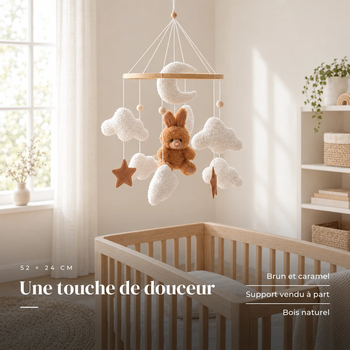 Mobile bébé Lapin marron en bois dans une chambre de bébé lumineuse, au-dessus du berceau. Une touche de douceur : brun et caramel, support vendu à part, bois naturel