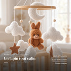 Détail des suspensions du mobile bébé Lapin marron en bois. Un lapin tout câlin : lapin en peluche, lune en bouclette, étoiles caramel