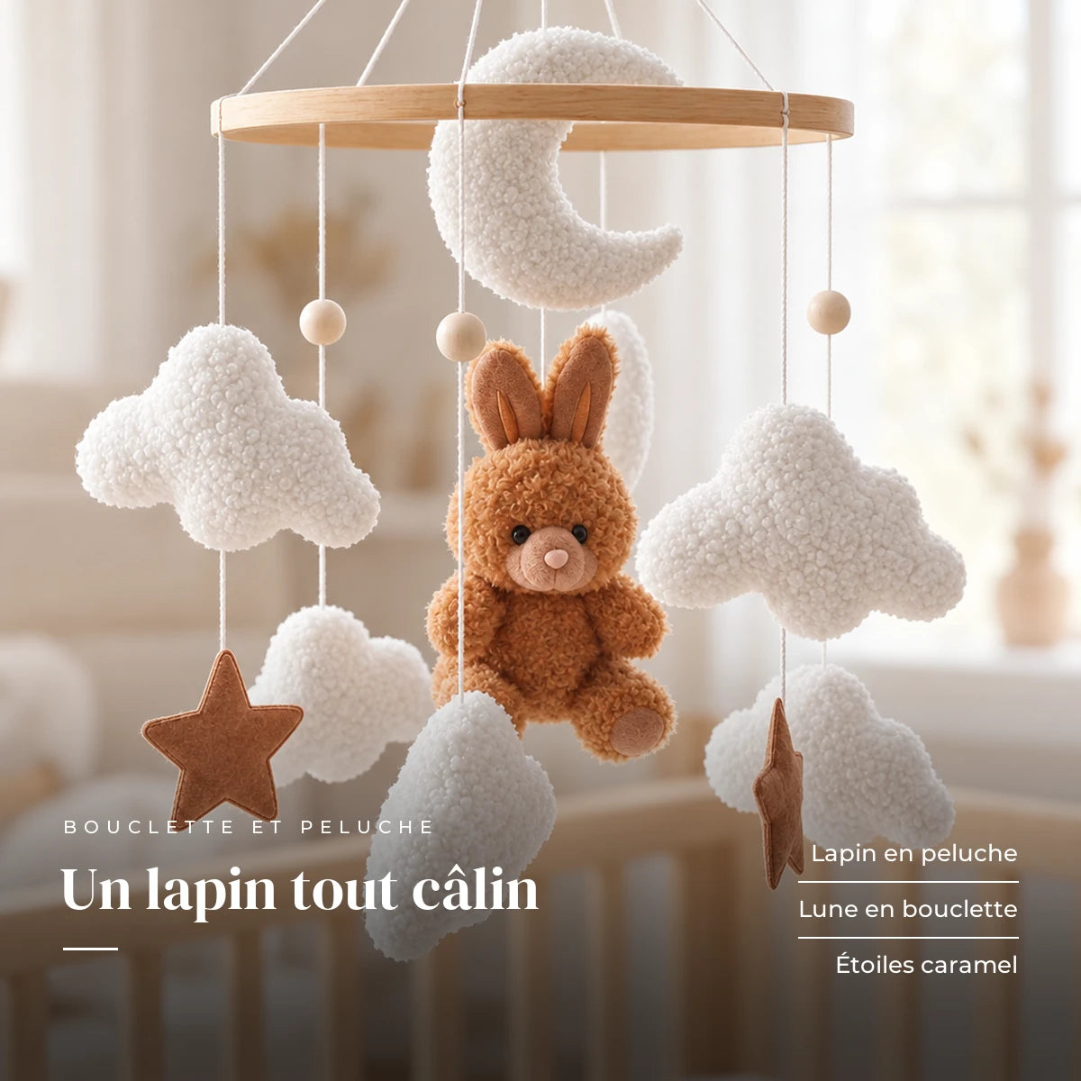 Détail des suspensions du mobile bébé Lapin marron en bois. Un lapin tout câlin : lapin en peluche, lune en bouclette, étoiles caramel