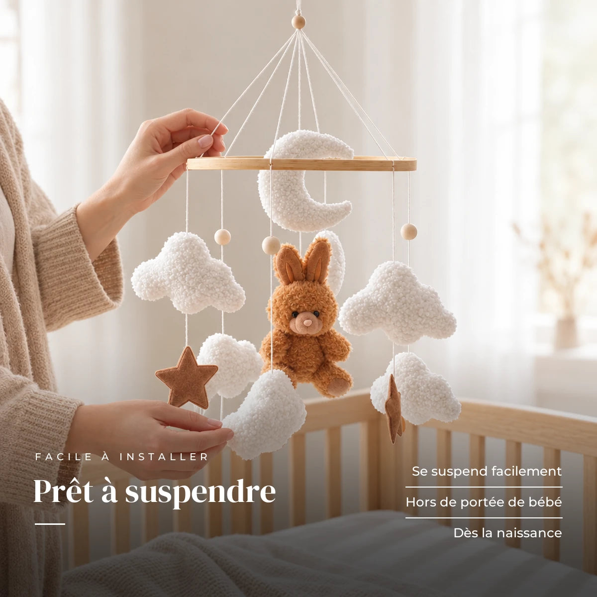 Un parent ajuste une suspension du mobile bébé Lapin marron en bois au-dessus du lit. Prêt à suspendre : se suspend facilement, hors de portée de bébé, dès la naissance