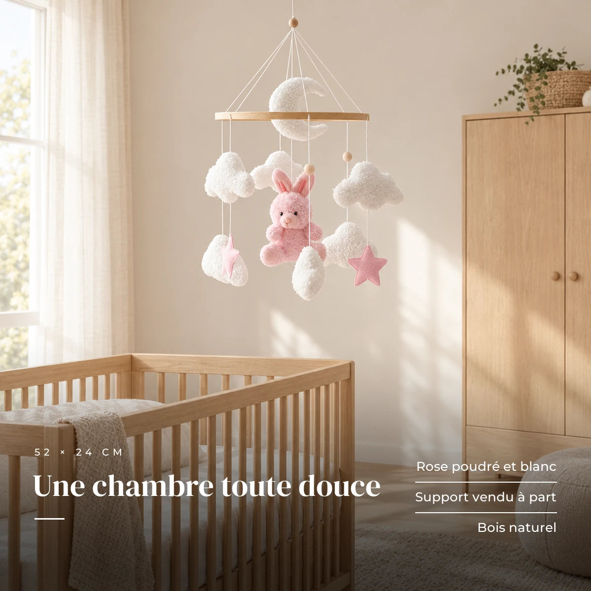 Mobile bébé Lapin rose en bois dans une chambre de bébé lumineuse, au-dessus du berceau. Une chambre toute douce : rose poudré et blanc, support vendu à part, bois naturel