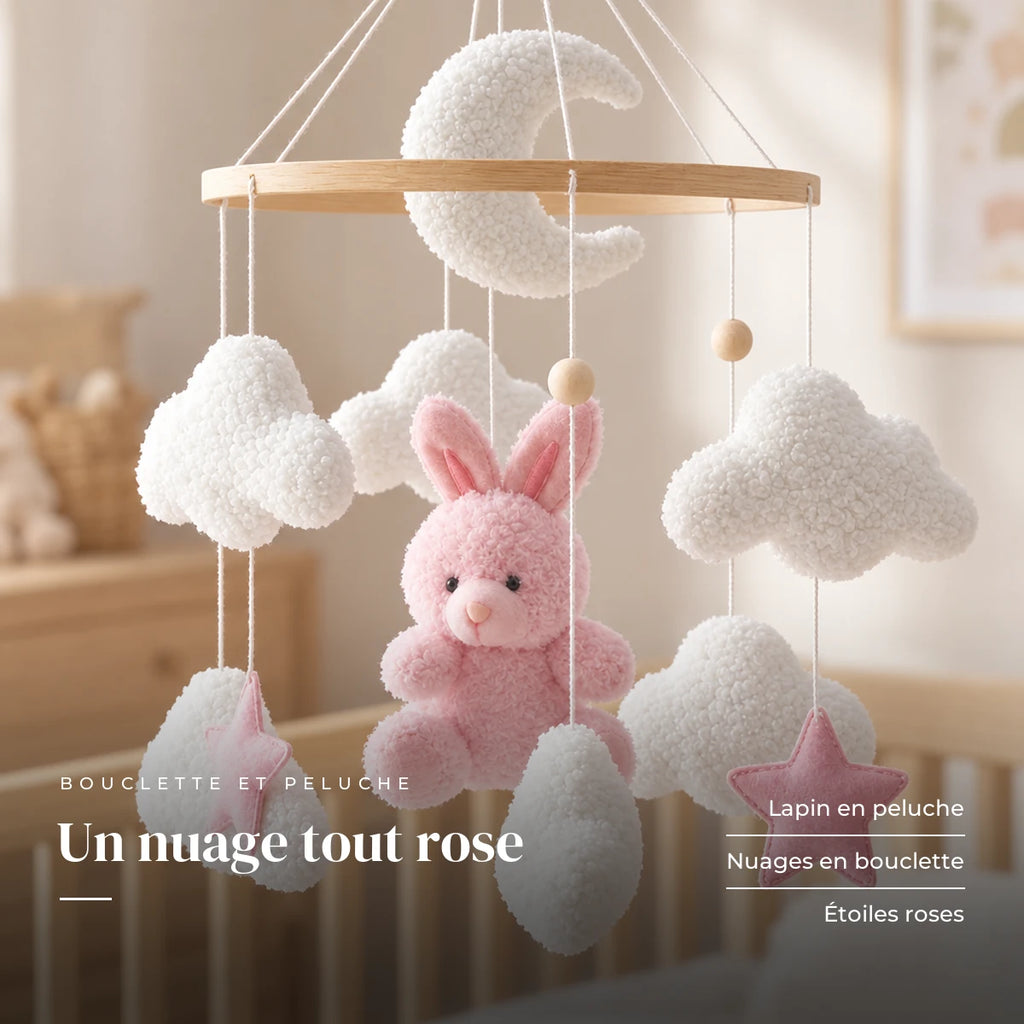 Détail des suspensions du mobile bébé Lapin rose en bois. Un nuage tout rose : lapin en peluche, nuages en bouclette, étoiles roses