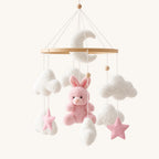 Mobile bébé Lapin rose en bois sur fond clair, vue d’ensemble des suspensions