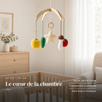 Mobile Bébé Légumes en bois dans une chambre de bébé lumineuse, au-dessus du berceau. Le cœur de la chambre : jaune, vert et rouge, à suspendre au plafond, sans bras ni musique