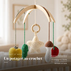 Détail des suspensions du mobile bébé Légumes en bois. Un potager au crochet : poivron, concombre, champignon, fraise, anneau en bois