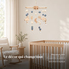 Mobile Bébé Lune en bois dans une chambre de bébé lumineuse, au-dessus du berceau. Le décor qui change tout : bleu-gris et blanc, à suspendre au plafond, sans bras ni musique
