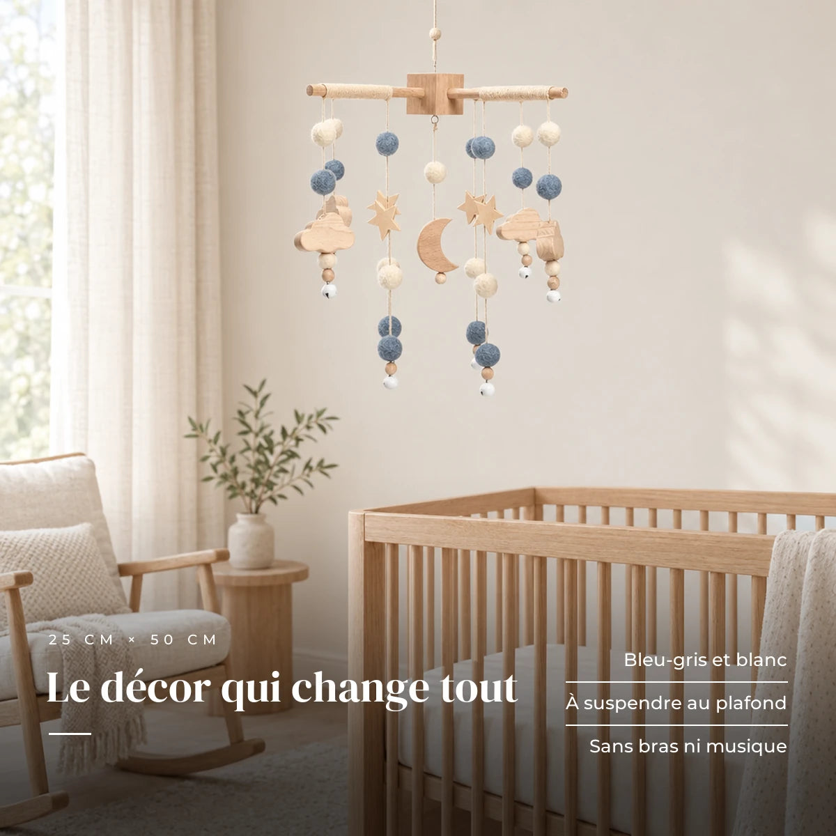 Mobile Bébé Lune en bois dans une chambre de bébé lumineuse, au-dessus du berceau. Le décor qui change tout : bleu-gris et blanc, à suspendre au plafond, sans bras ni musique