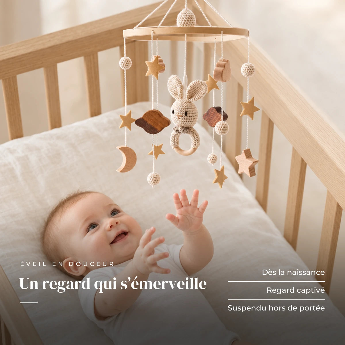 Bébé allongé dans son lit qui regarde le mobile bébé Mignon en bois au-dessus de lui. Un regard qui s’émerveille : dès la naissance, regard captivé, suspendu hors de portée
