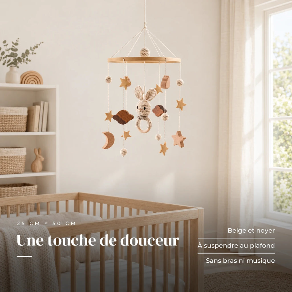 Mobile Bébé Mignon en bois dans une chambre de bébé lumineuse, au-dessus du berceau. Une touche de douceur : beige et noyer, à suspendre au plafond, sans bras ni musique