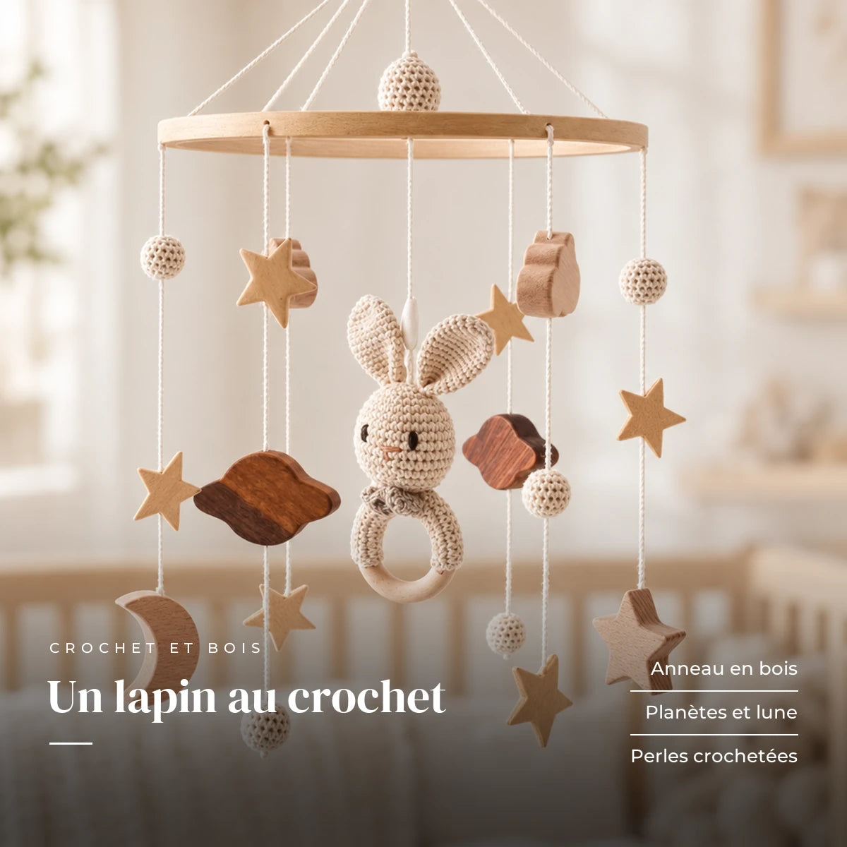Détail des suspensions du mobile bébé Mignon en bois. Un lapin au crochet : anneau en bois, planètes et lune, perles crochetées