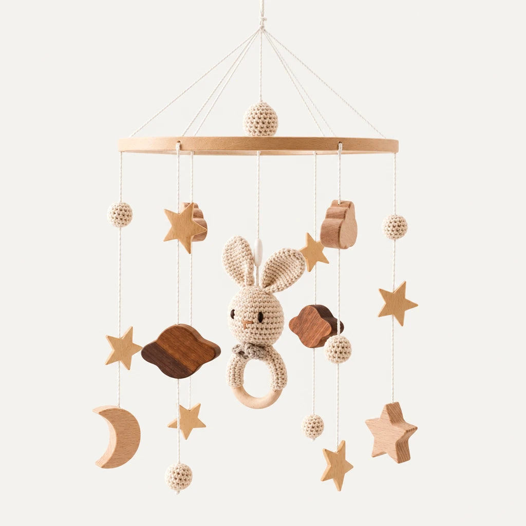 Mobile Bébé Mignon en bois sur fond clair, vue d’ensemble des suspensions