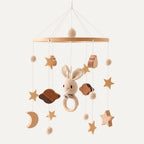 Mobile Bébé Mignon en bois sur fond clair, vue d’ensemble des suspensions
