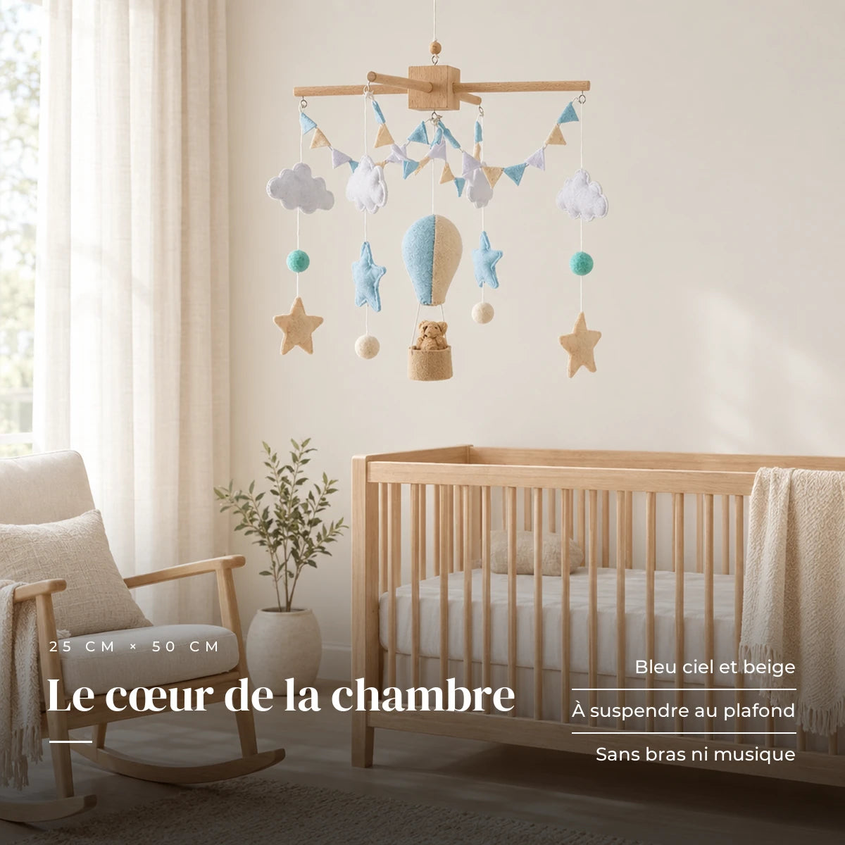 Mobile Bébé Montgolfière bleue en bois dans une chambre de bébé lumineuse, au-dessus du berceau. Le cœur de la chambre : bleu ciel et beige, à suspendre au plafond, sans bras ni musique