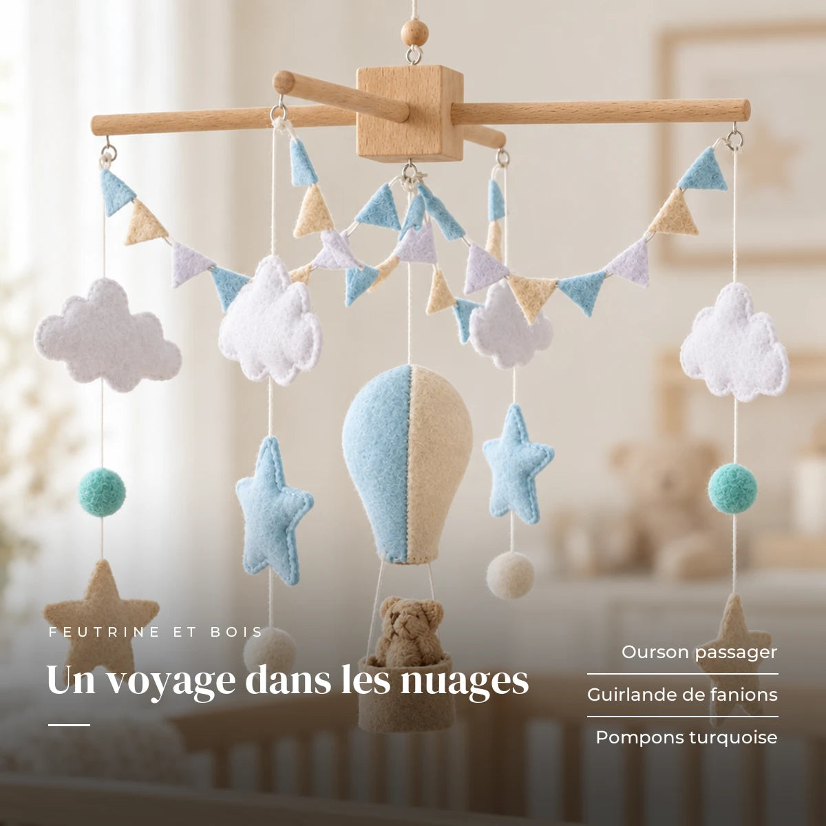 Détail des suspensions du mobile bébé Montgolfière bleue en bois. Un voyage dans les nuages : ourson passager, guirlande de fanions, pompons turquoise