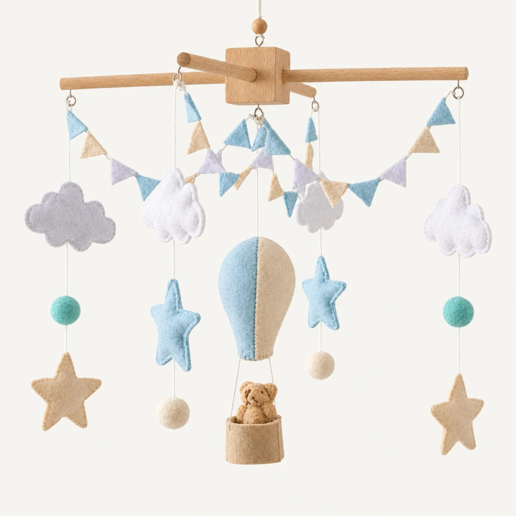 Mobile Bébé Montgolfière bleue en bois sur fond clair, vue d’ensemble des suspensions