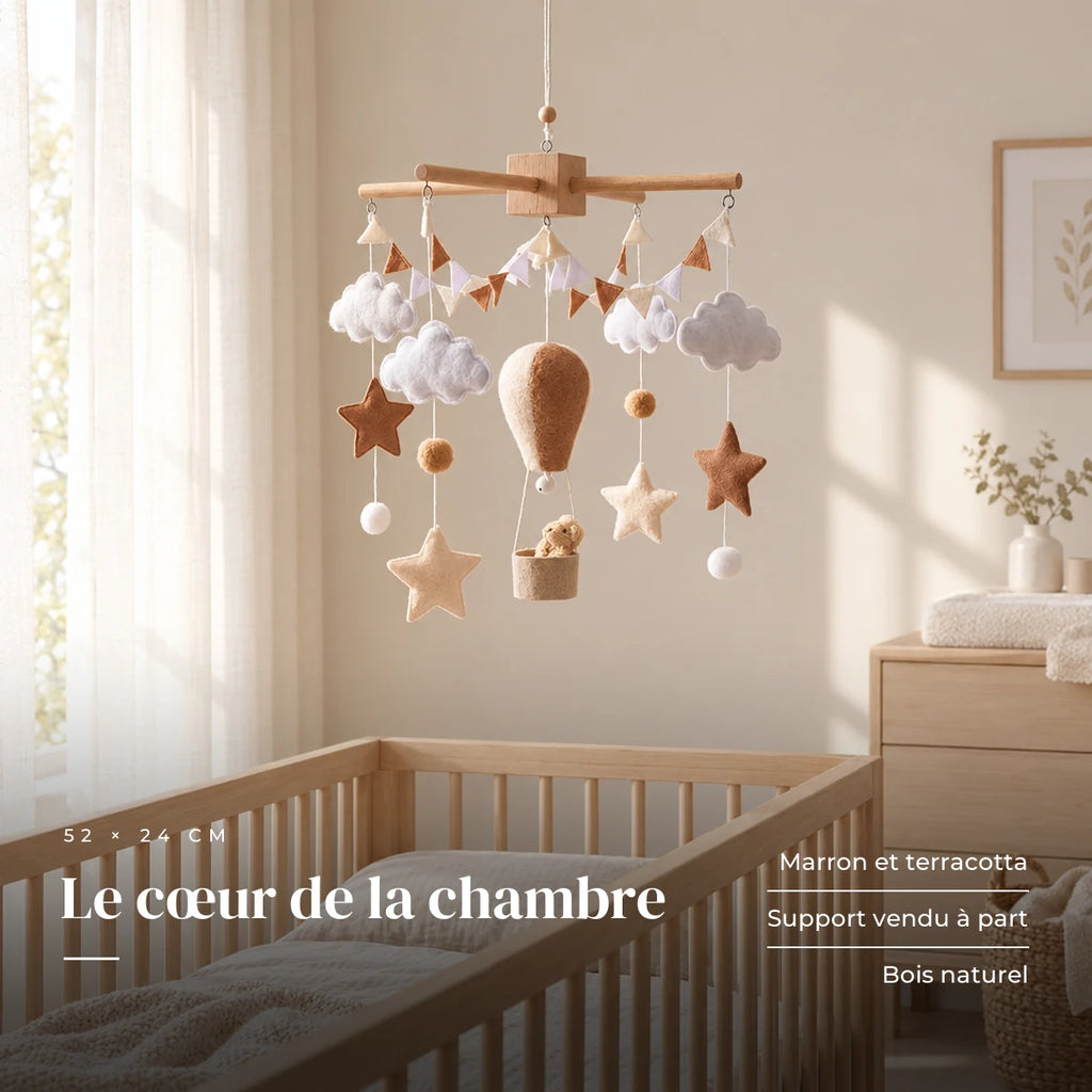 Mobile bébé Montgolfière marron en bois dans une chambre de bébé lumineuse, au-dessus du berceau. Le cœur de la chambre : marron et terracotta, support vendu à part, bois naturel