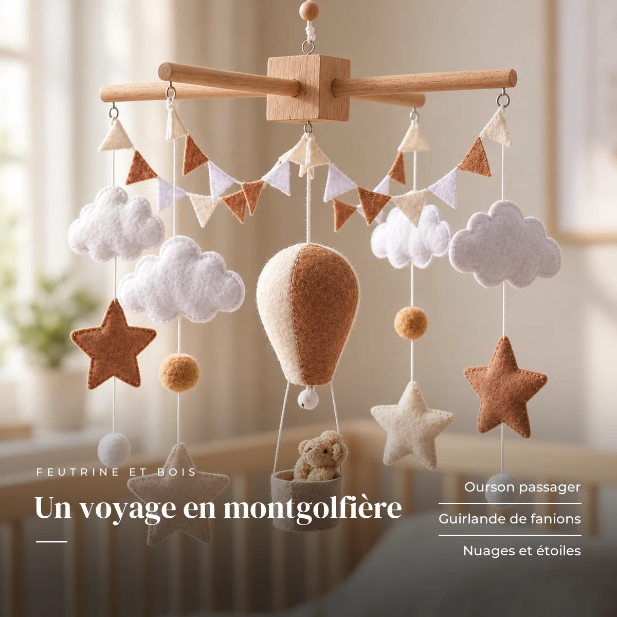 Détail des suspensions du mobile bébé Montgolfière marron en bois. Un voyage en montgolfière : ourson passager, guirlande de fanions, nuages et étoiles
