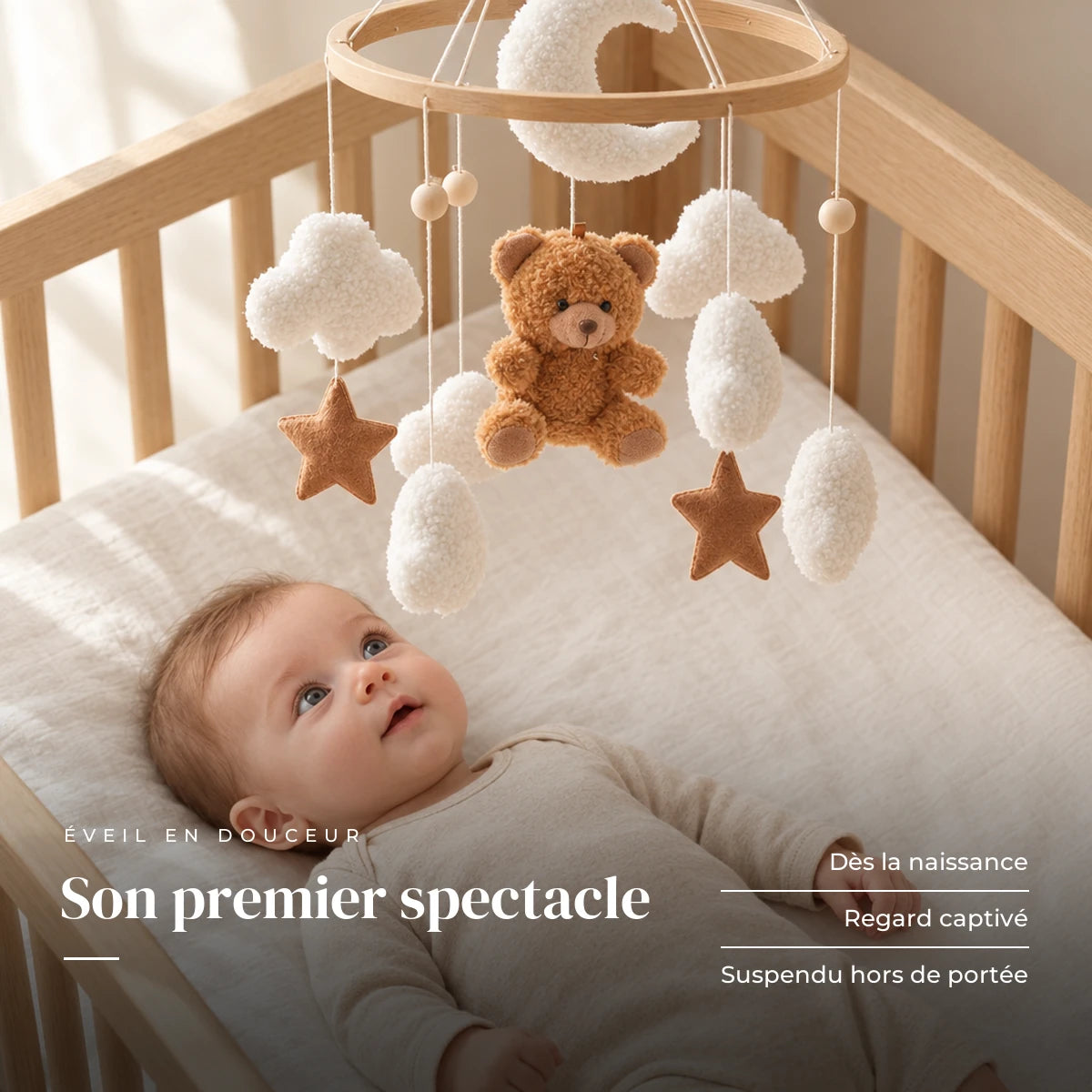 Bébé allongé dans son lit qui regarde le mobile bébé Nounours en bois au-dessus de lui. Son premier spectacle : dès la naissance, regard captivé, suspendu hors de portée