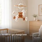 Mobile bébé Nounours en bois dans une chambre de bébé lumineuse, au-dessus du berceau. Le décor qui change tout : caramel et blanc, support vendu à part, bois naturel