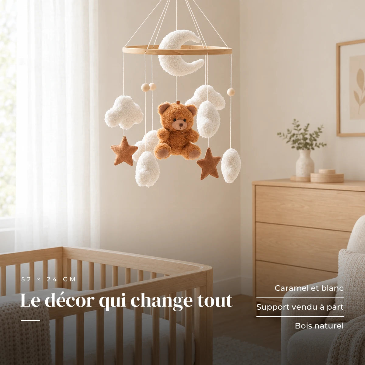 Mobile bébé Nounours en bois dans une chambre de bébé lumineuse, au-dessus du berceau. Le décor qui change tout : caramel et blanc, support vendu à part, bois naturel