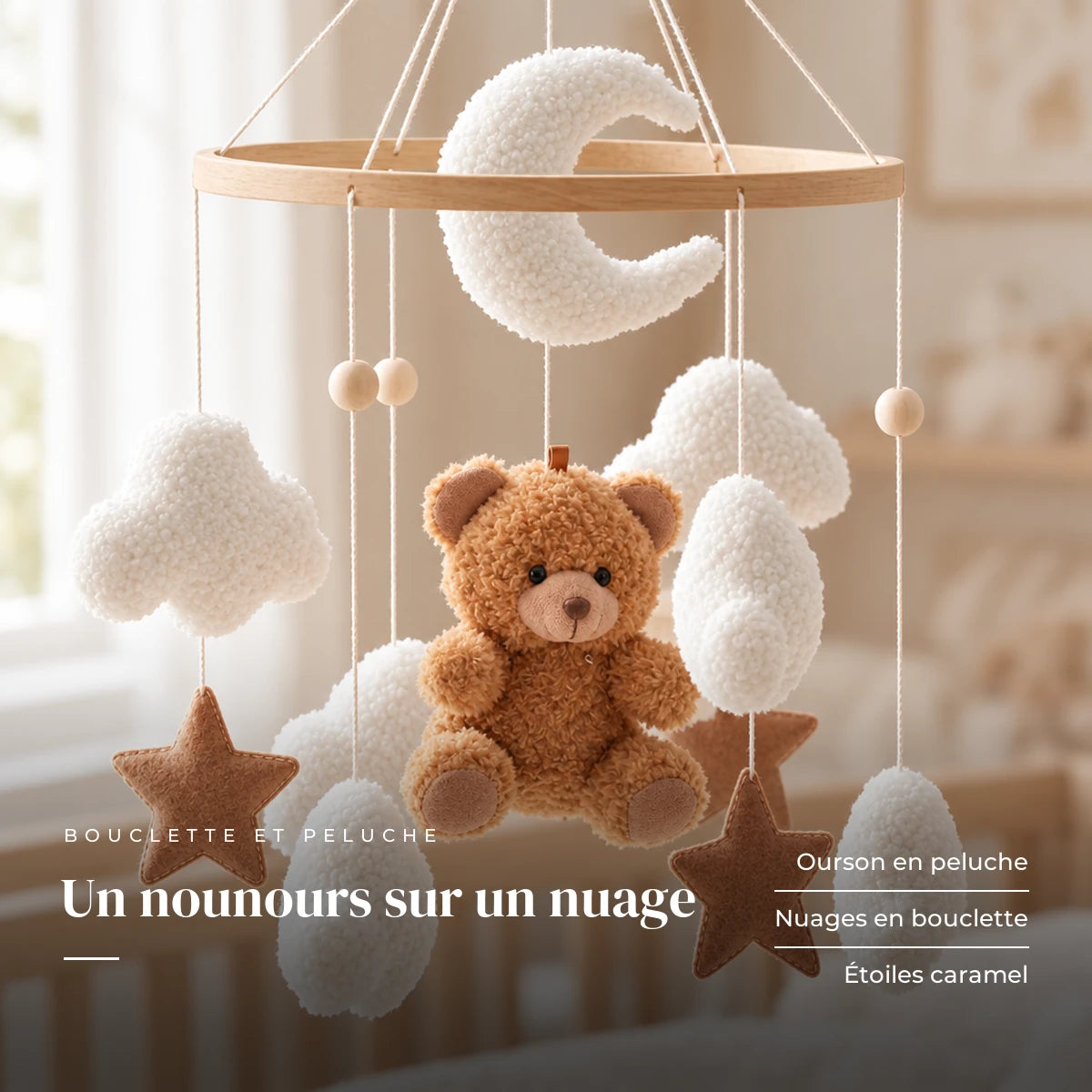 Détail des suspensions du mobile bébé Nounours en bois. Un nounours sur un nuage : ourson en peluche, nuages en bouclette, étoiles caramel