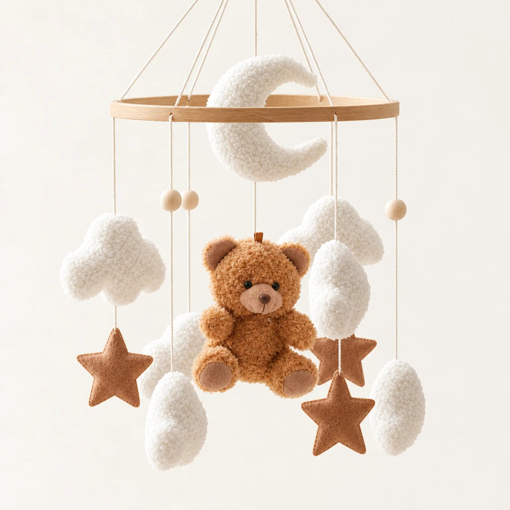 Mobile bébé Nounours en bois sur fond clair, vue d’ensemble des suspensions